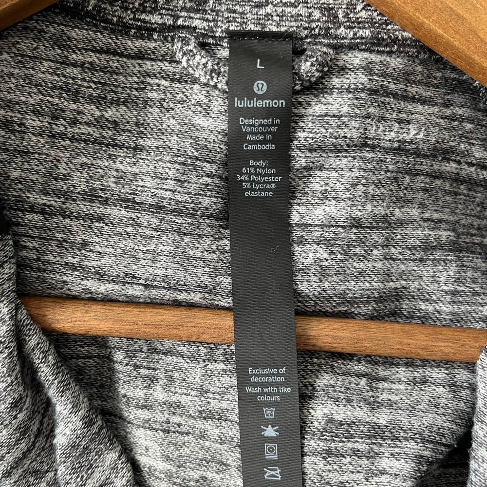lululemon Mens zip up - fits small, gently used- excellent condition